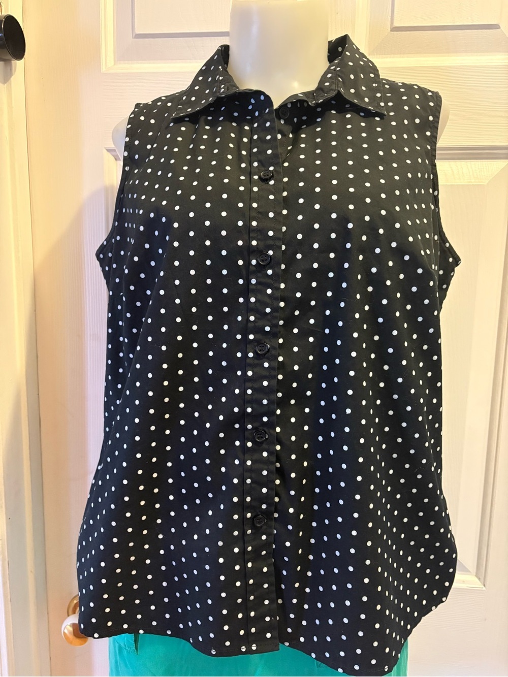 Cleo Black & White Polka Dot Sleeveless Button-Down Blouse, Sz L.